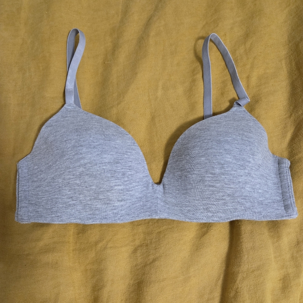 Uniqlo Gray T-shirt Bra 30/32 B C